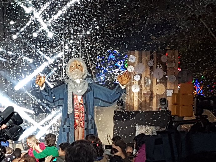 El Senyor Hivern protagoniza la encendida de luces navideñas de Barcelona