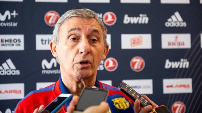 El entrenador del Barça Lassa, Svetislav Pesic, atiende a los medios