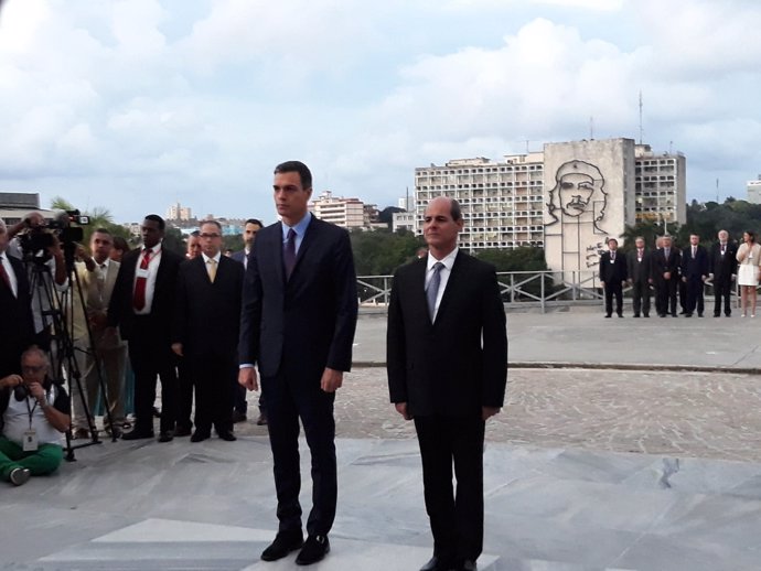 Pedro Sánchez junto al viceministro de Exteriores cubano, Rogelio Sierra.
