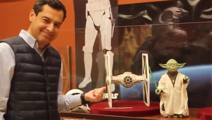 Juanma Moreno, en un vídeo con figuras de Star Wars