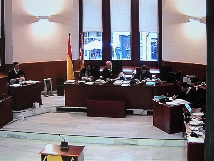 Juicio En La Audiencia Por Los Sueldos De Caixa Catalunya