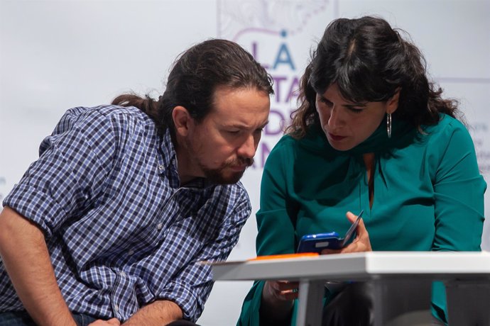 Pablo Iglesias y Teresa Rodríguez, en un acto electoral en Andalucía