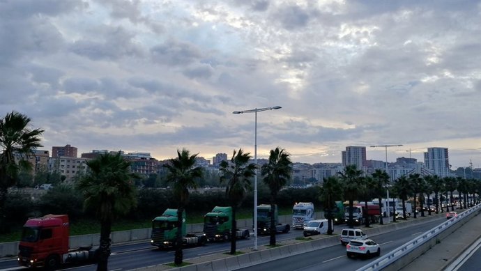 Marxa lenta de camions a la Ronda Litoral, Barcelona