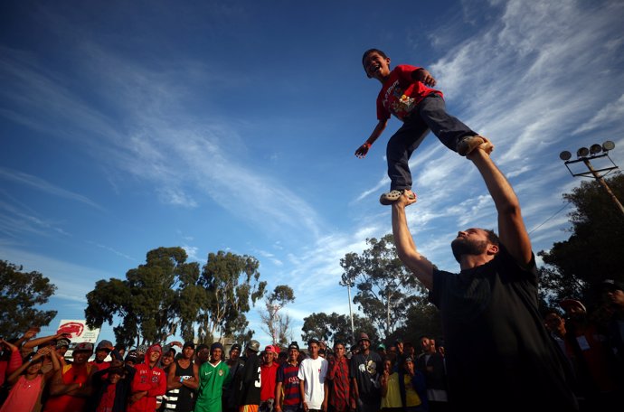 Varias personas y niños de la caravana de migrantes que atraviesa América