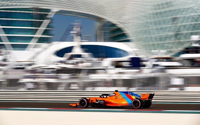 Fernando Alonso con el McLaren en Yas Marina