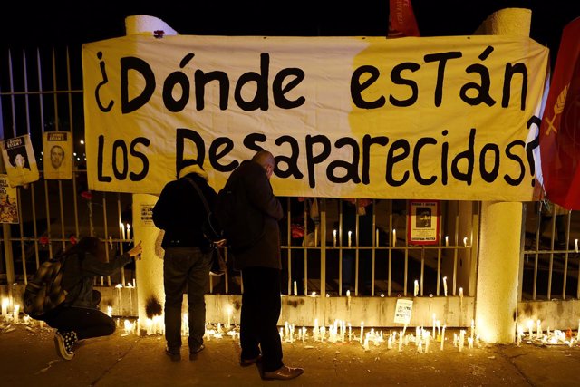 Velas ante un cartel por los desaparecidos en la dictadura de Pinochet en Chile