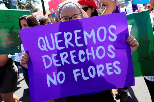 Una activista en Nicaragua con la pancarta: "Queremos derechos no flores"