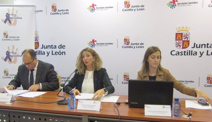 Alicia García (centro) durante la rueda de prensa sobre violencia de género