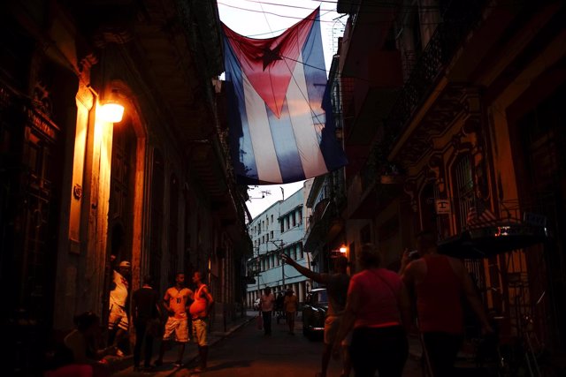 Bandera de Cuba en una calle de La Habana