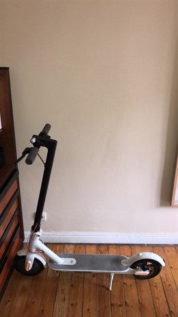 Patinete en el que viajaba el letrado multado por la policía.