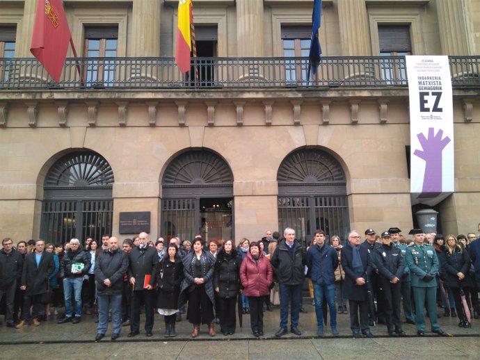 Concentración en Pamplona con motivo del Día contra la Violencia hacia la Mujer