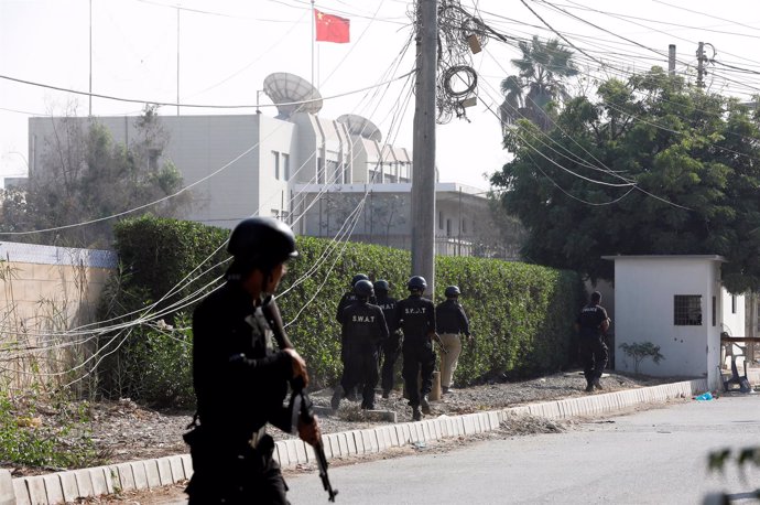 Policías toman posiciones en el exterior del Consulado de China, en Pakistán