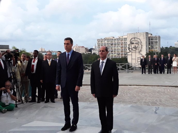 Pedro Sánchez con el  el viceministro cubano de Relaciones Exteriores, Rogelio S