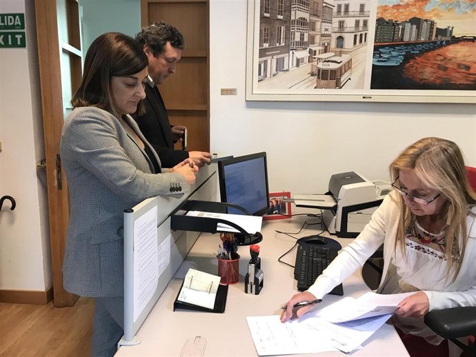 Sáenz de Buruaga y Fernández registrando enmienda a PGC