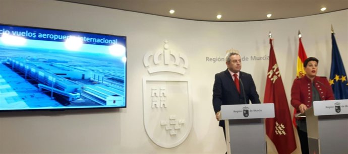 Noelia ARroyo, a la derecha, presenta los destinos al Aeropuerto de Corvera