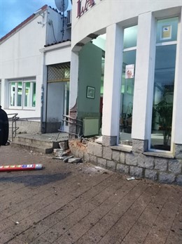 Daños causados por el impacto del autobús de Moralzarzal