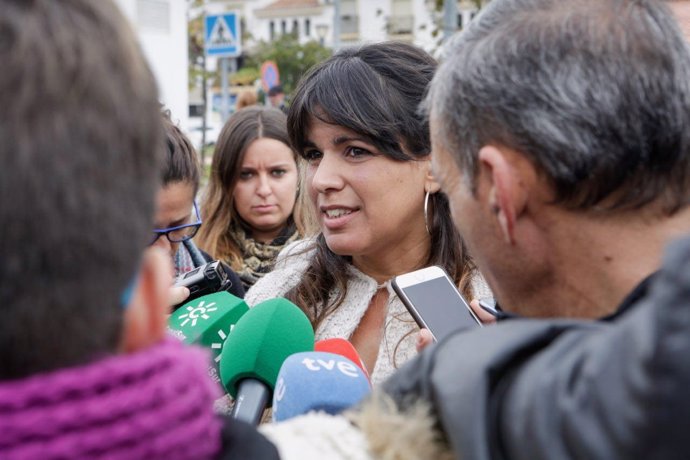 Teresa Rodríguez atiende a los periodistas en un acto en Motril (Granada)