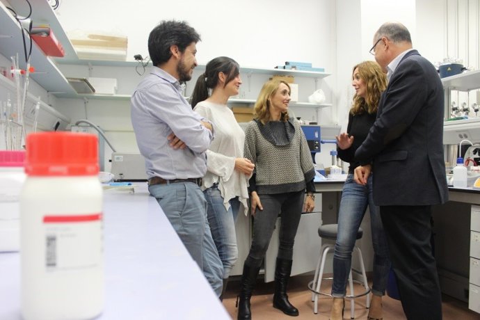 Los investigadores que han participado en el estudio, en su laboratorio