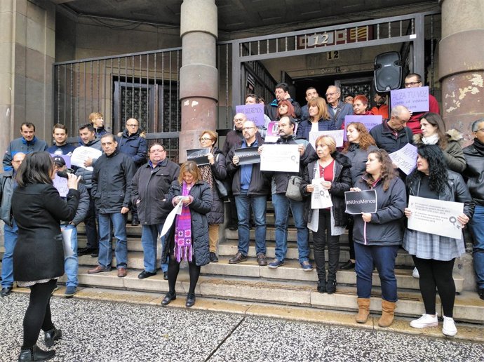 Concentración contra la violencia machista en la sede de CCOO.