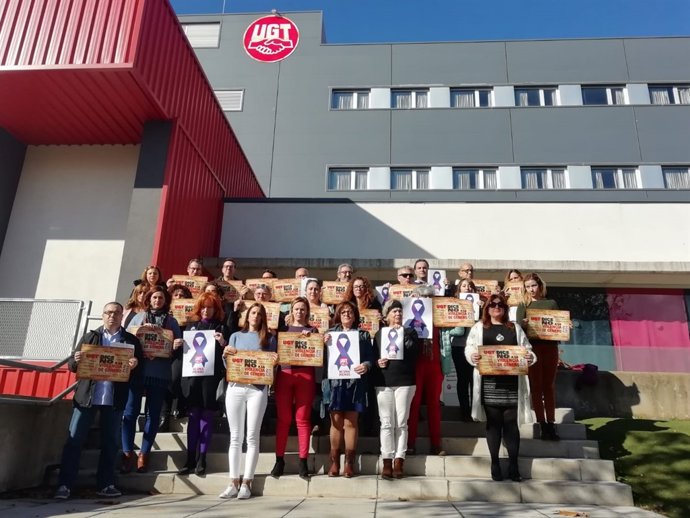 Minuto de silencio frente a la sede de UGT en Mérida