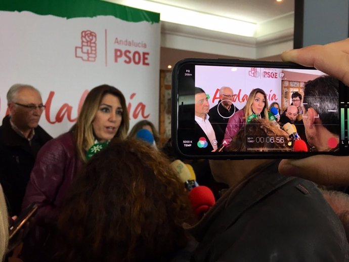 Susana Díaz atiende a los periodistas en Úbeda (Jaén)