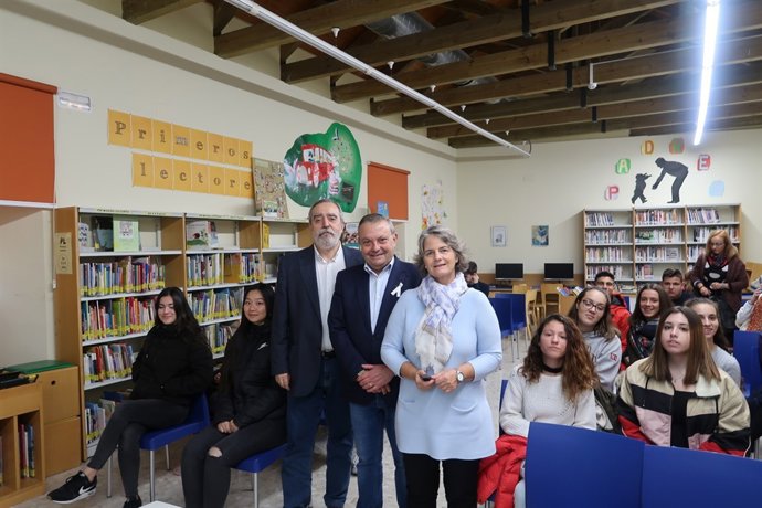 Alcalde (centro), durante su visita al taller