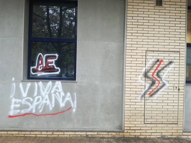 Pintadas ultraderechistas en una oficina de Extranjería de València