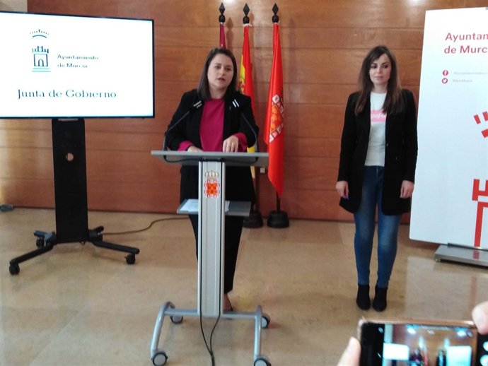 La concejal de Tráfico,Lola Sánchez junto a edil Rebeca Pérez