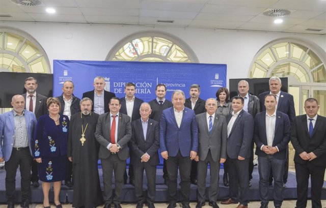 Gabriel Amat recibe a una delegación rumana en el Palacio Provincial.