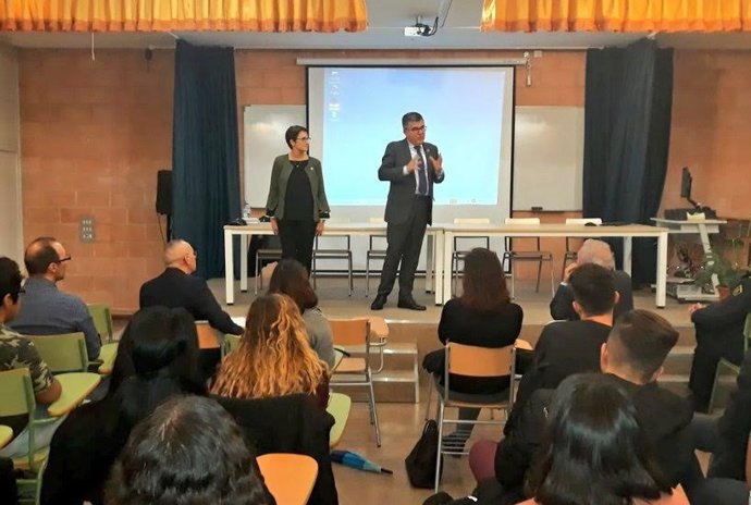 Juan Carlso Fulgencio en una charla sobre el plan de convivencia en centros