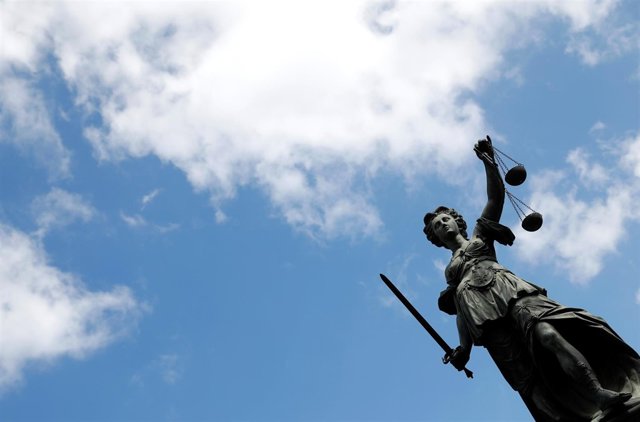 Estatua de la diosa Justicia frente a un tribunal en Frankfurt