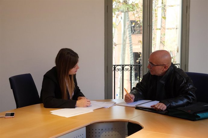 Abogada atendiendo a una consulta en una jornada de puertas abiertas