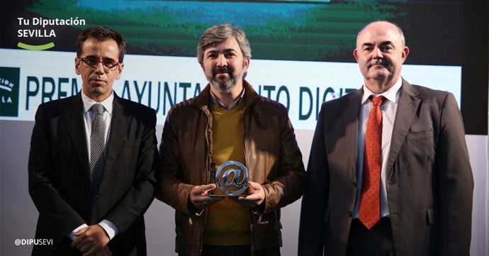 Entrega del galardón al alcalde de Coria