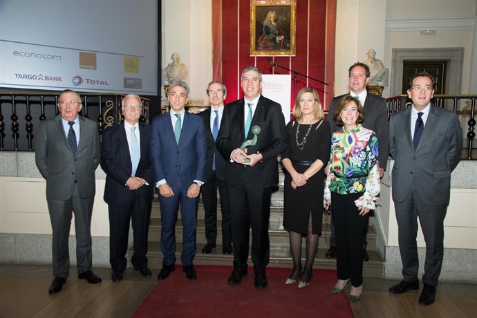 De los Mozos, recibe el galardón.