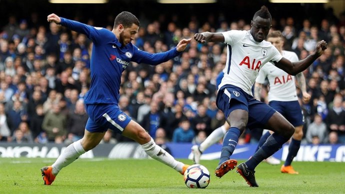 Eden Hazard ante Davinson Sánchez en un Chelsea-Tottenham