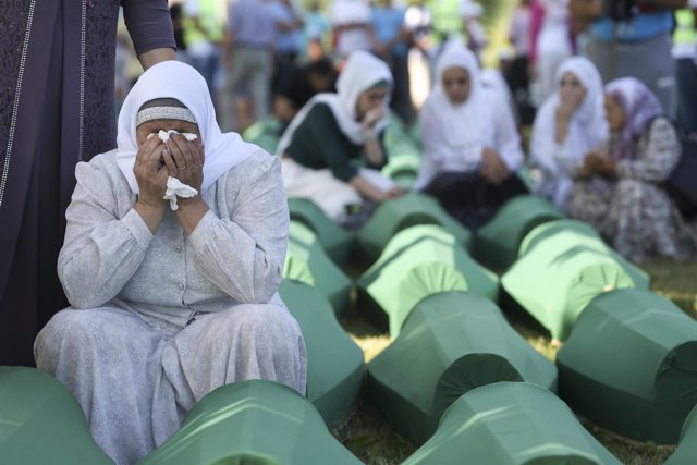 Una mujer llora en los funerales por las víctimas de la masacre de Srebrenica