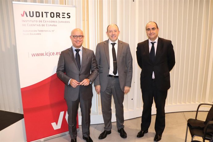 Julio Capilla, el economista Gonzalo Bernardos y Ferrán Rodríguez