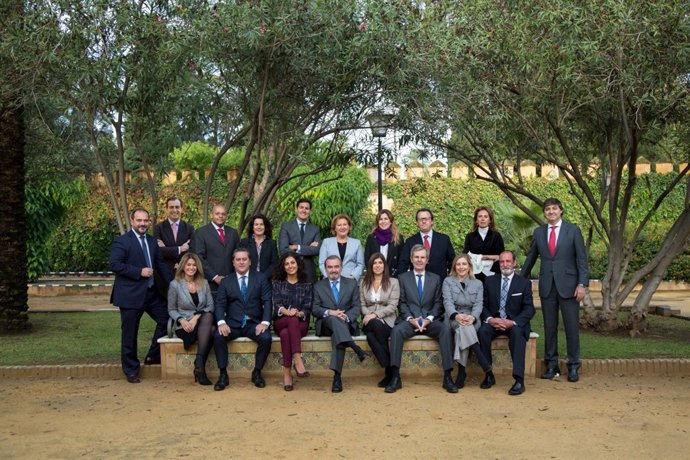 El recién elegido decano, Óscar Cisneros, y su Junta de Gobierno