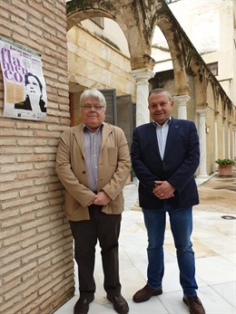 Alcalde (dcha.) y el presidente de las peñas flamencas de Córdoba