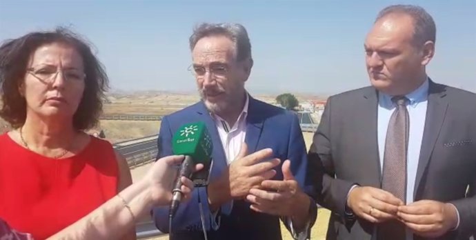 En el centro, el consejero de Fomento de la Junta, Felipe López