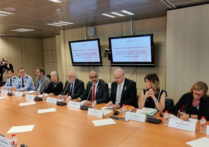 M.Buch en una reunió del protocol contra agressions sexuals en espais d'oci