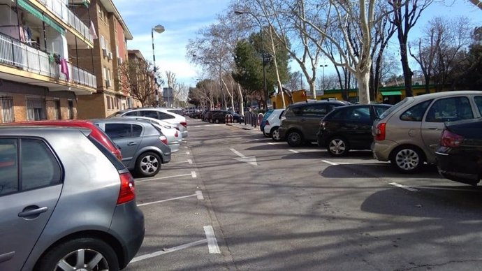 Coches aparcados en una vía de un solo sentido en Getafe