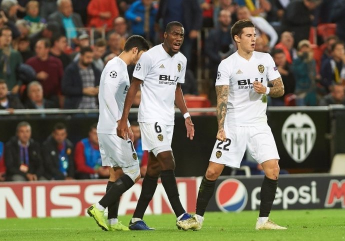 Santi Mina celebra un gol del Valencia CF ante el Young Boys