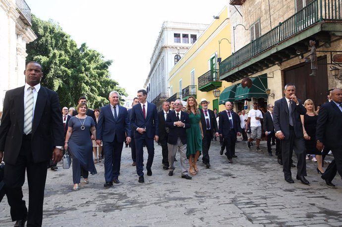 Pedro Sánchez pasea por la Habana Vieja con el presidente de Cuba