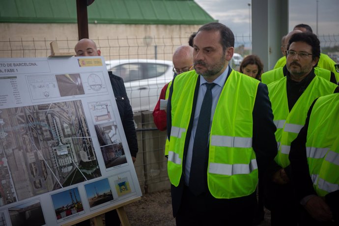 José Luis Ábalos visita las obras de la futura estación intermodal T2 del Aeropu