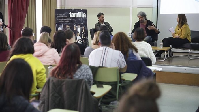 El director Fernando León de Aranoa con los alumnos del IES Albaida.