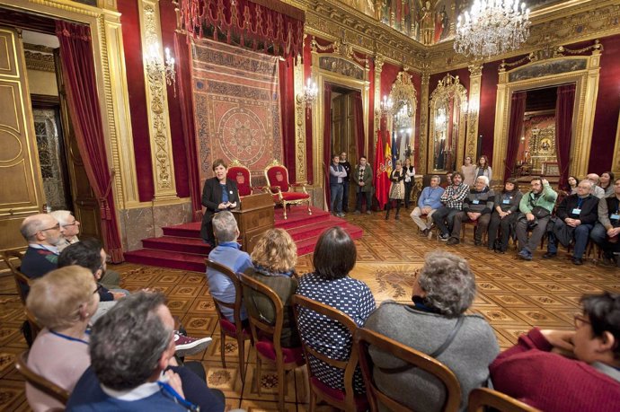 Uxue Barkos saluda al primer grupo de las visitas guiadas al Palacio de Navarra