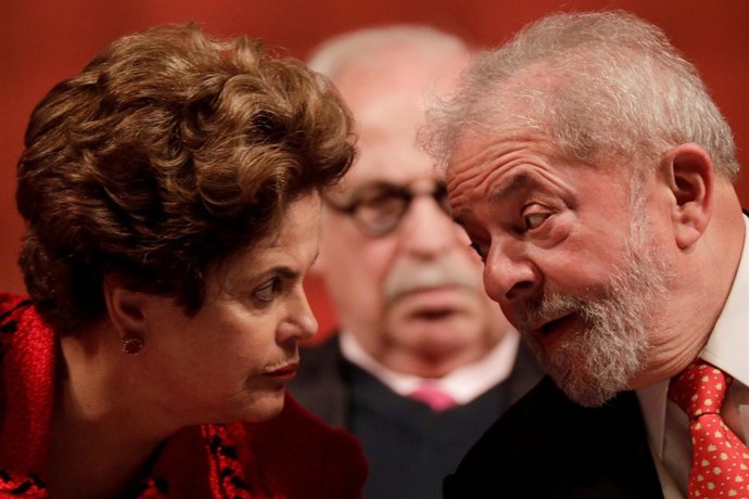 Former Brazilian President Luiz Inacio Lula da Silva speaks with former Brazilia