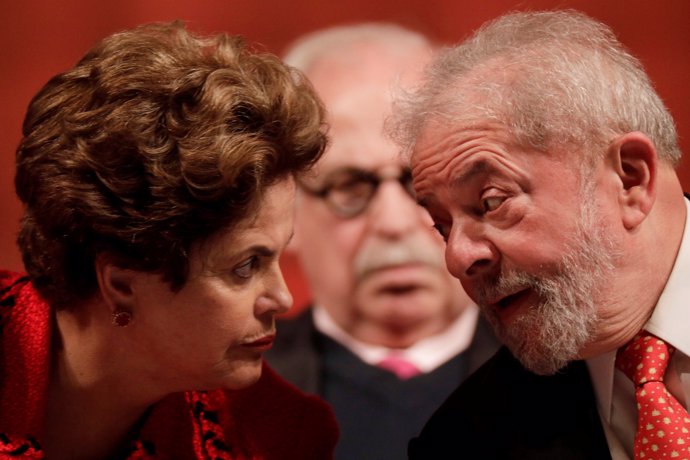 Former Brazilian President Luiz Inacio Lula da Silva speaks with former Brazilia