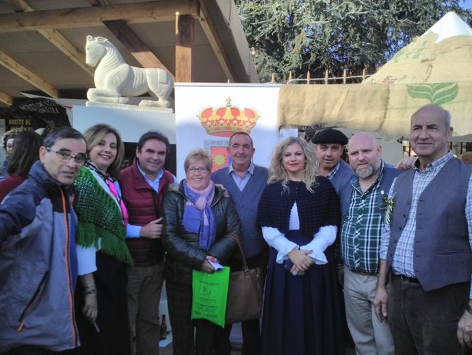 Representantes de Porcuna en la Feria de la Alubia de Casar de Periedo.